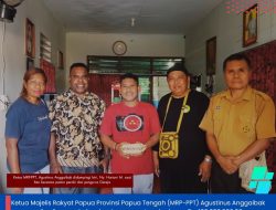 Ketua MRP Papua Tengah Salurkan Bantuan Pentahbisan Diakon