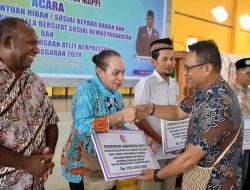 PJ Bupati Mappi Salurkan Bantuan Kepada Lembaga Organisasi Kemasyarakatan Serta Atlit Berprestasi