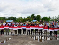 Pj Bupati Mappi bersama Dua Legenda Sepakbola Bagikan 10 Juta Bendera Merah Putih