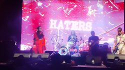 Keterangan Gambar : Grup Band Kotak saat membawakan lagu Haters