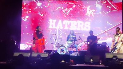 Keterangan Gambar : Grup Band Kotak saat membawakan lagu Haters
