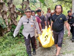 Polisi Evakuasi Mayat Seorang Pria yang Gantung Diri di Pohon