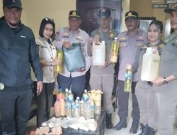 Razia Barang Bawaan Penumpang, Polisi Amankan 122 Liter Sopi Tanpa Pemilik