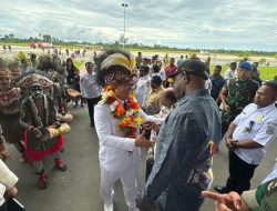 Tiba di Nabire, Pj Gubernur PPT Disambut dengan Tarian Adat
