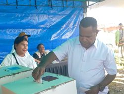 Cawagub Agustinus Anggaibak Lakukan Pencoblosan Hak Pilihnya Bersama Warga di TPS 01 Pasar SP2