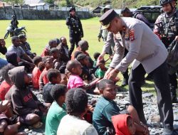 Kapolda Papua Tengah Kunjungi Para Pengungsi di Puncak Jaya