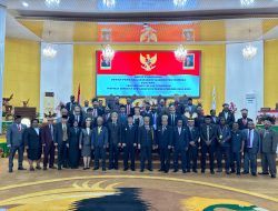 Anggota DPRK Mimika Wajib Kenakan Mahkota di Kepala dan Noken Setiap Sidang Paripurna