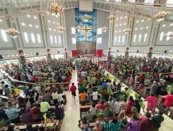 Ribuan Umat Katolik Rayakan Minggu Palma di Gereja Katedral Tiga Raja Timika