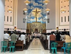Ribuan Umat Katolik Ikuti Perayaan Kamis Putih di Gereja Katedral Tiga Raja