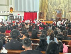 Ribuan Umat Katolik Padati Gereja Katedral Tiga Raja Ikuti Misa Jumat Agung