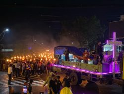 Ribuan Warga Mimika Ikuti Pawai Obor Paskah, Rayakan Kemenangan Yesus Kristus atas Maut